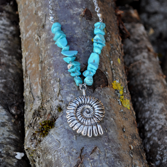 Necklace "Veraa" - Blue Howlite